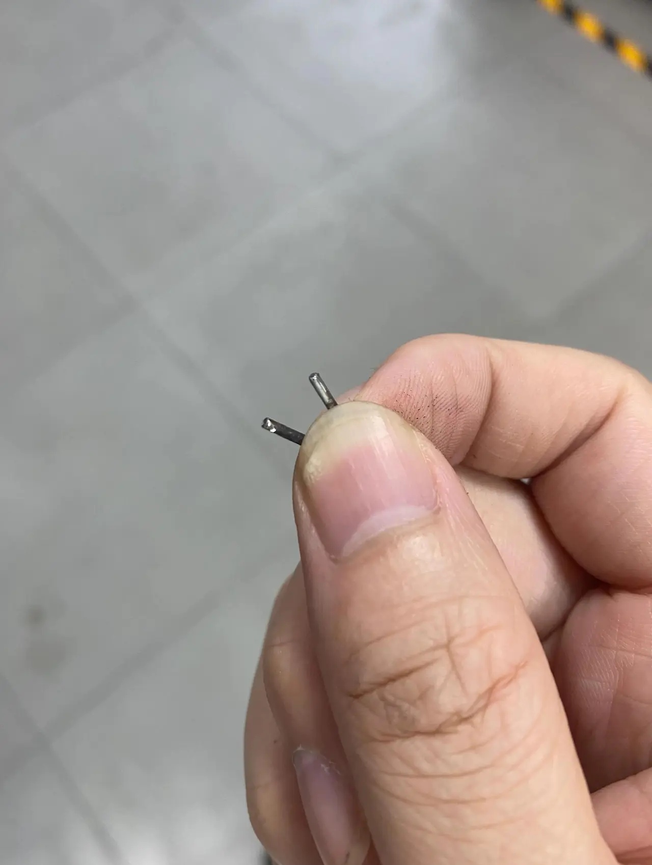 起盖螺钉