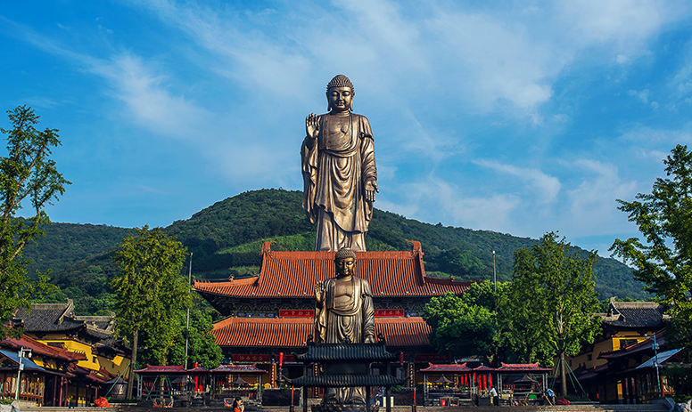 灵山大佛简介灵山大佛,坐落于江苏省无锡市滨湖区的灵山景区内,是中国