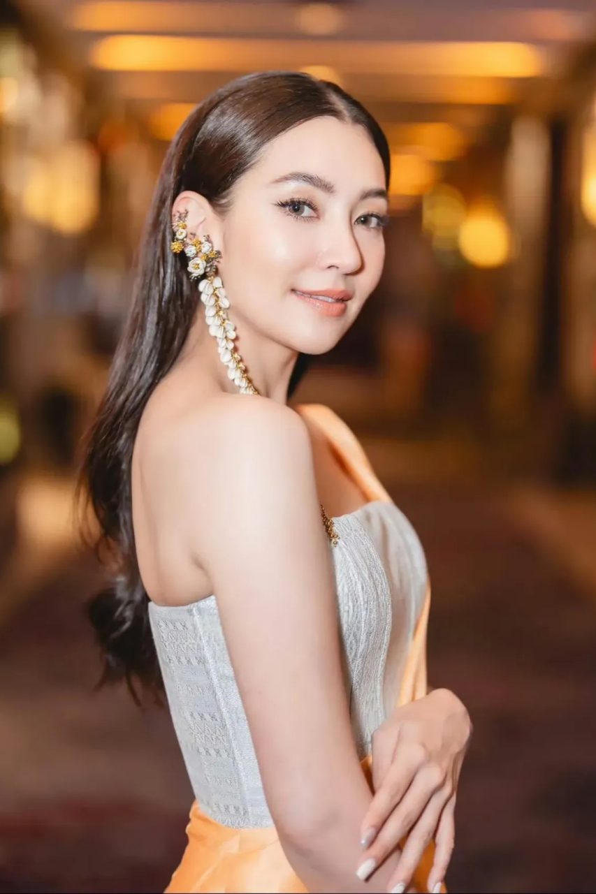 蓝妮·卡彭是一位拥有靓丽容颜和优雅气质的女演员.