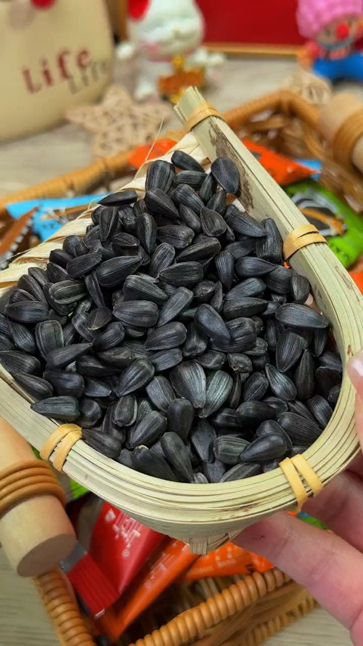 内蒙古黑珍珠瓜子也太好吃了吧,颗颗饱满,酥酥脆脆的!