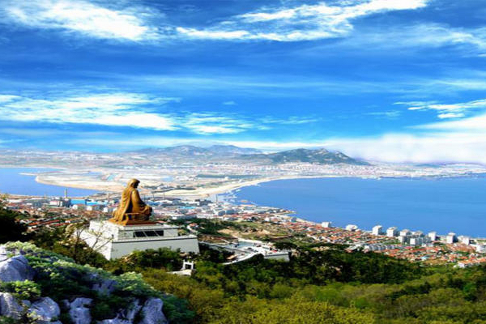 石岛位于山东荣成市,拥有赤山风景区,石岛湾旅游度假区,天后宫和石岛