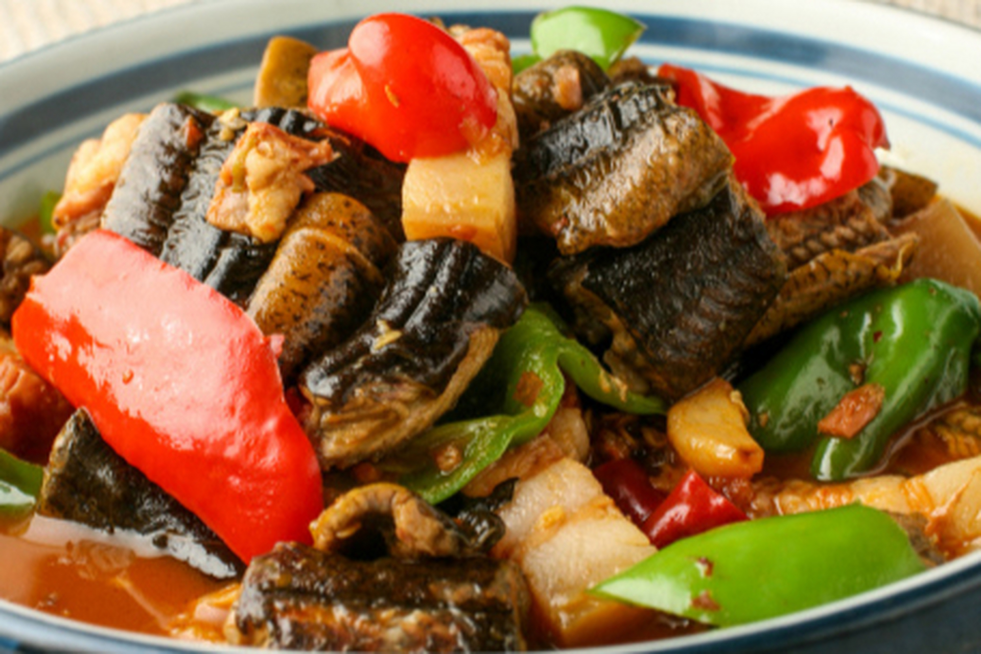 咸肉黄鳝是一道色香味俱佳的佳肴,通过简单的烹饪技巧将咸肉和黄鳝