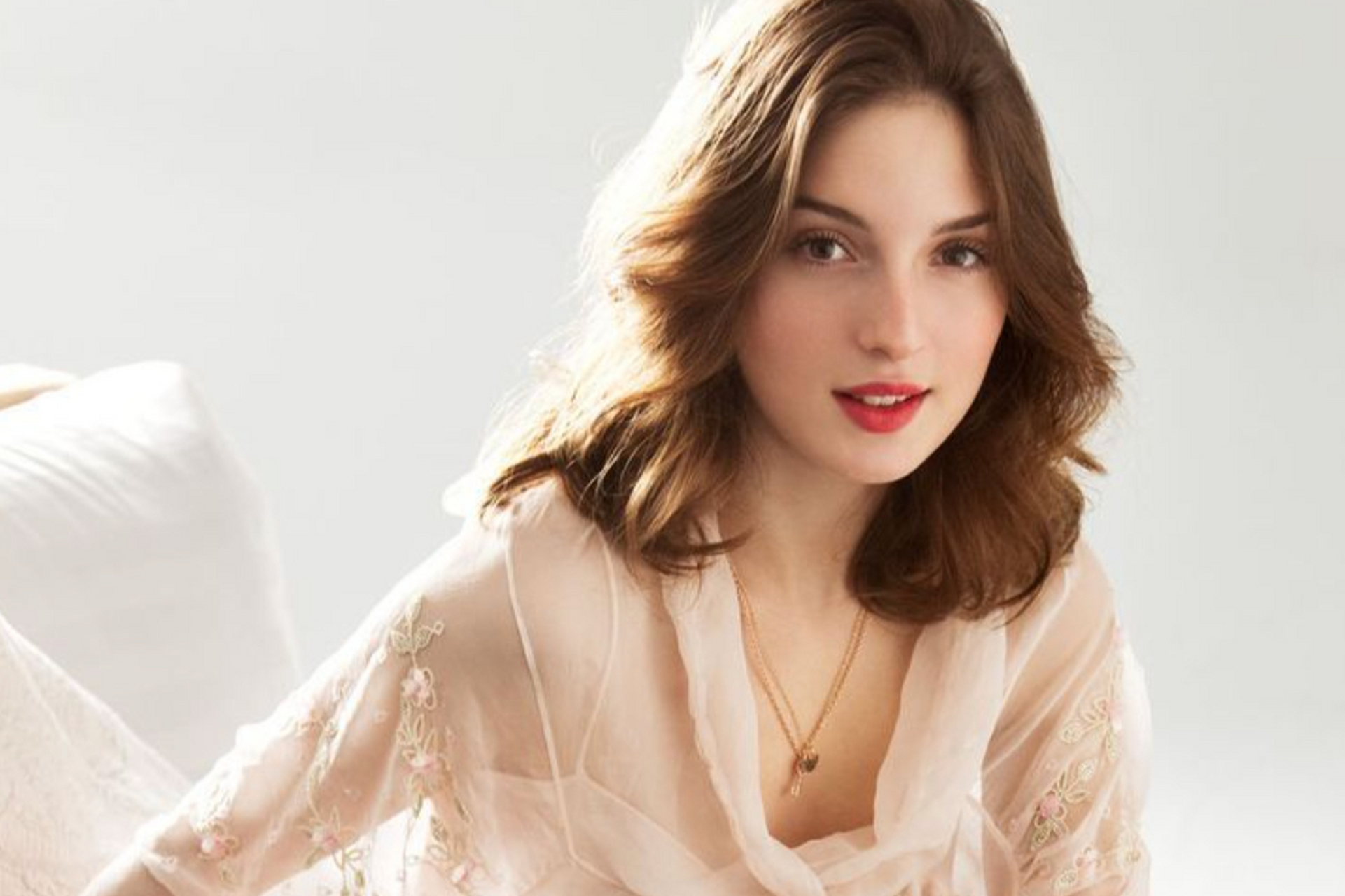 玛利亚瓦沃德,被誉为超模的时尚圈璀璨瑰宝,她美丽,优雅,高贵且自信