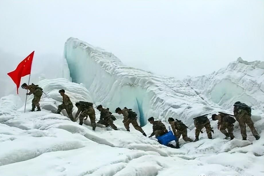 風雪飄搖士兵在零下50度環境中站崗部隊為何不給配置玻璃房