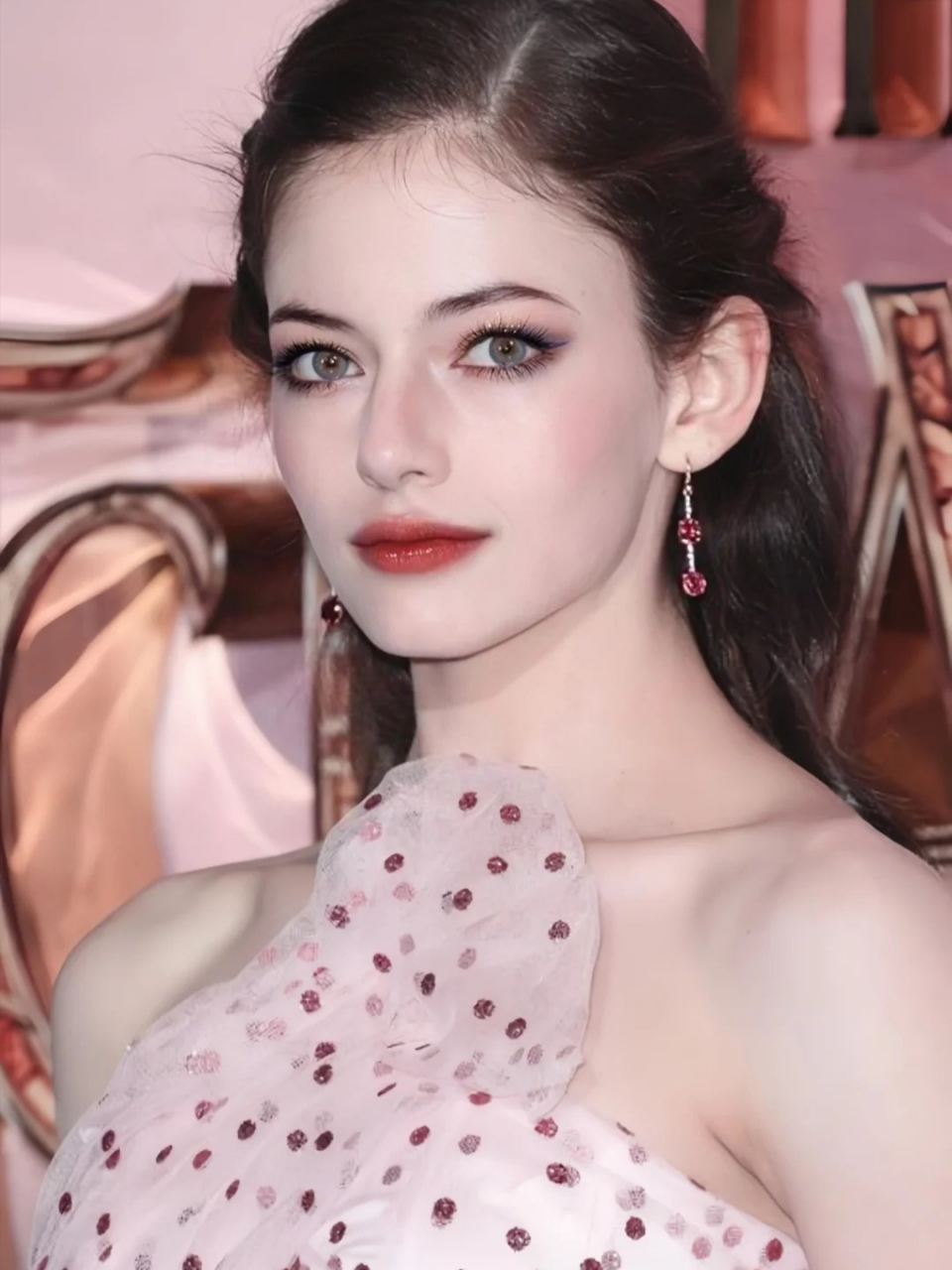 暮光之城 贝拉女儿好美啊 麦肯基·弗依(mackenzie foy)出生于2000年