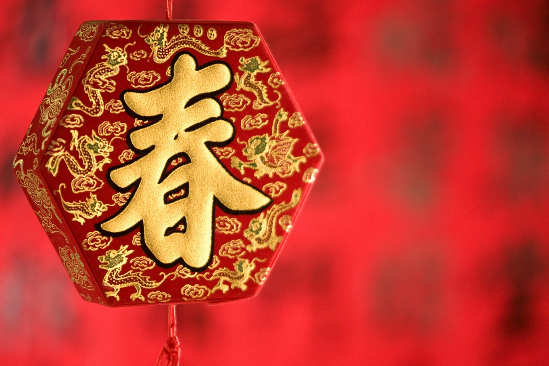 春节习俗包括贴春联,放鞭炮,吃年夜饭等,寓意着辞旧迎新,驱邪避害