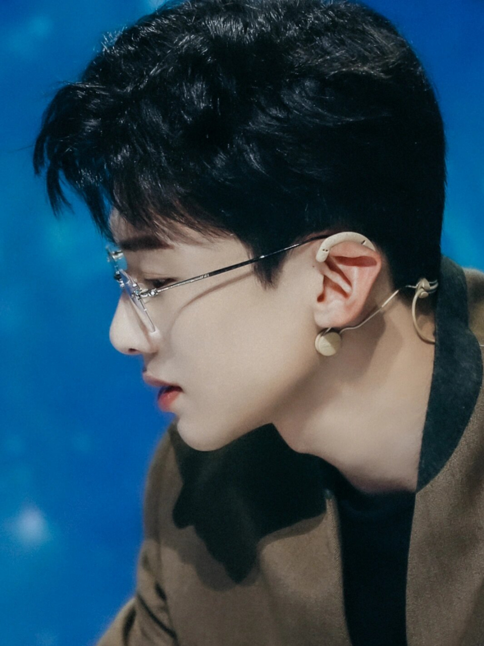 白敬亭喉结杀 小白的照片真的把他身上的雄性激素发挥到了极致,他的