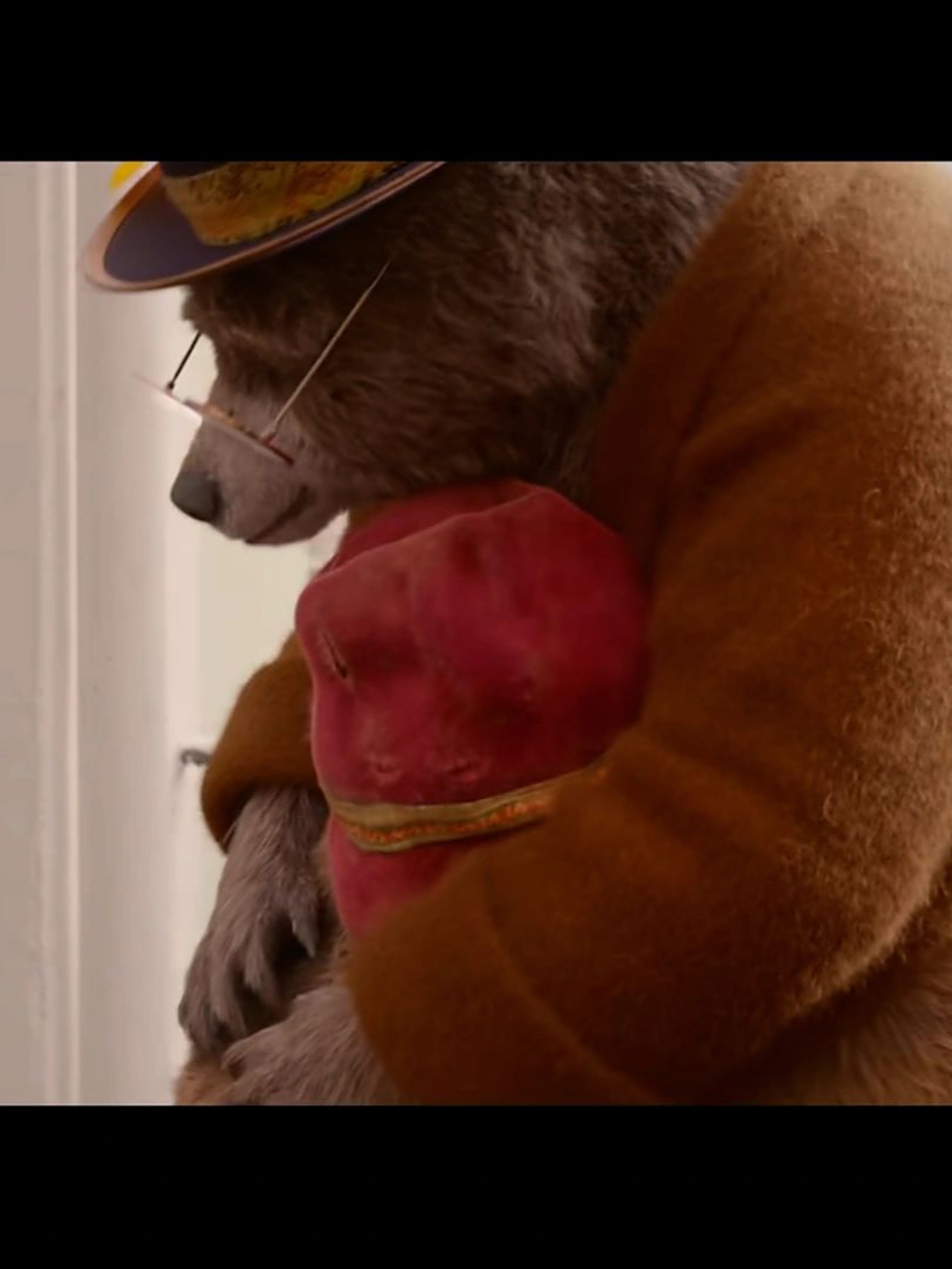 我偶然回想起了初中老师给我们放过的一部剧,叫做《帕丁顿熊》!