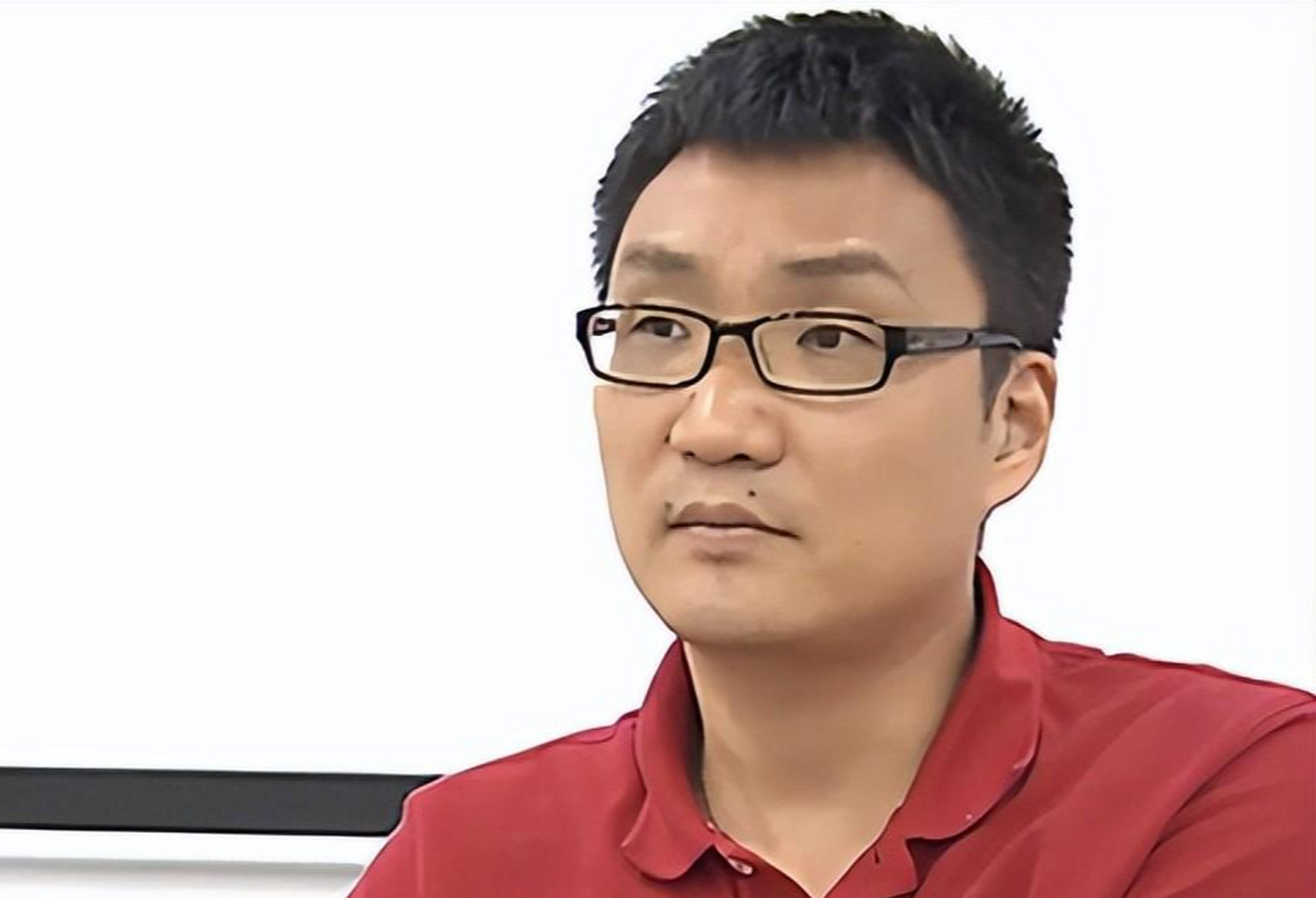 黄峥是拼多多的创始人,在拼多多上升阶段选择退出并捐出1000亿元成立