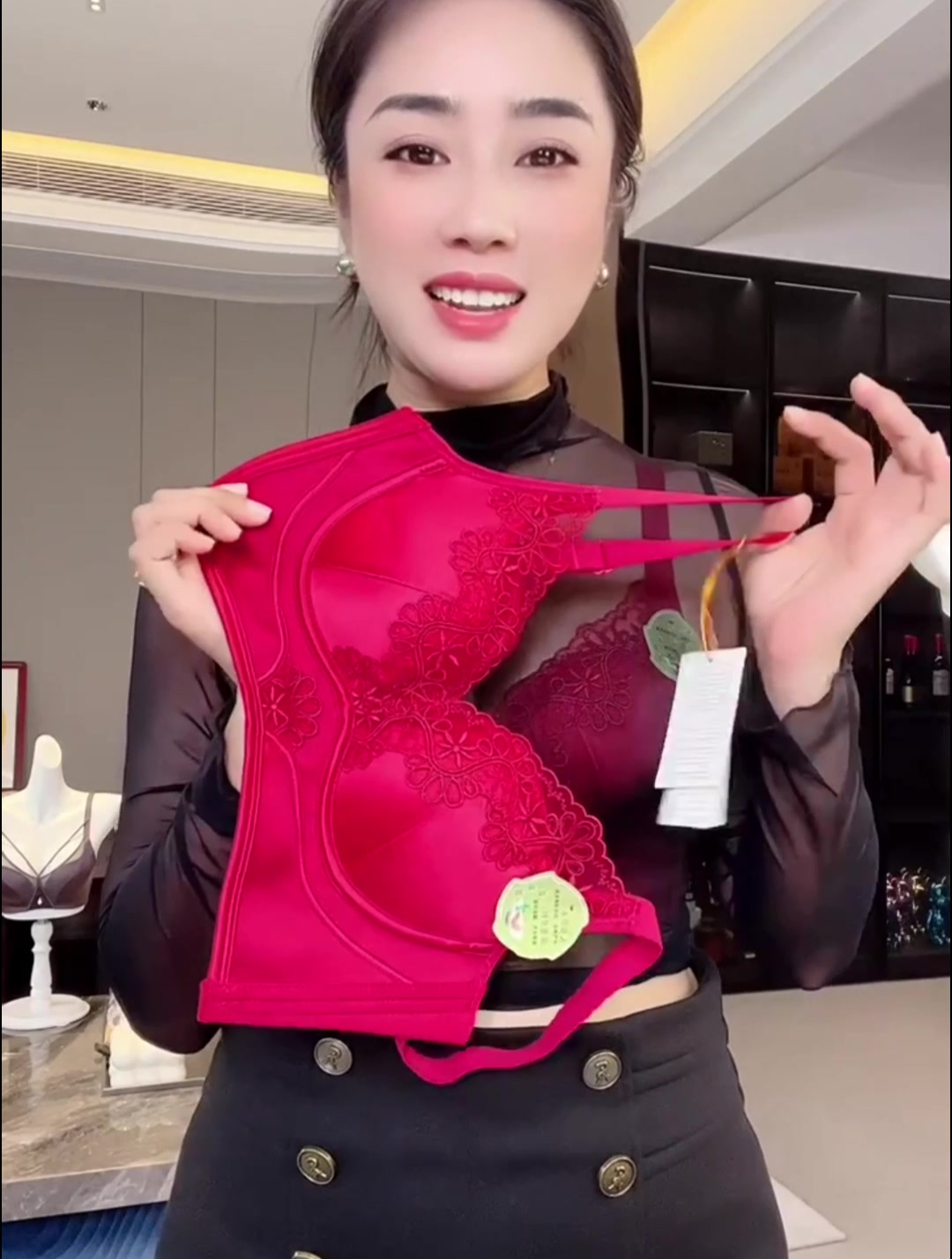 小胸聚拢不空杯,美女穿上文胸又挺又大,让人看得流连忘返