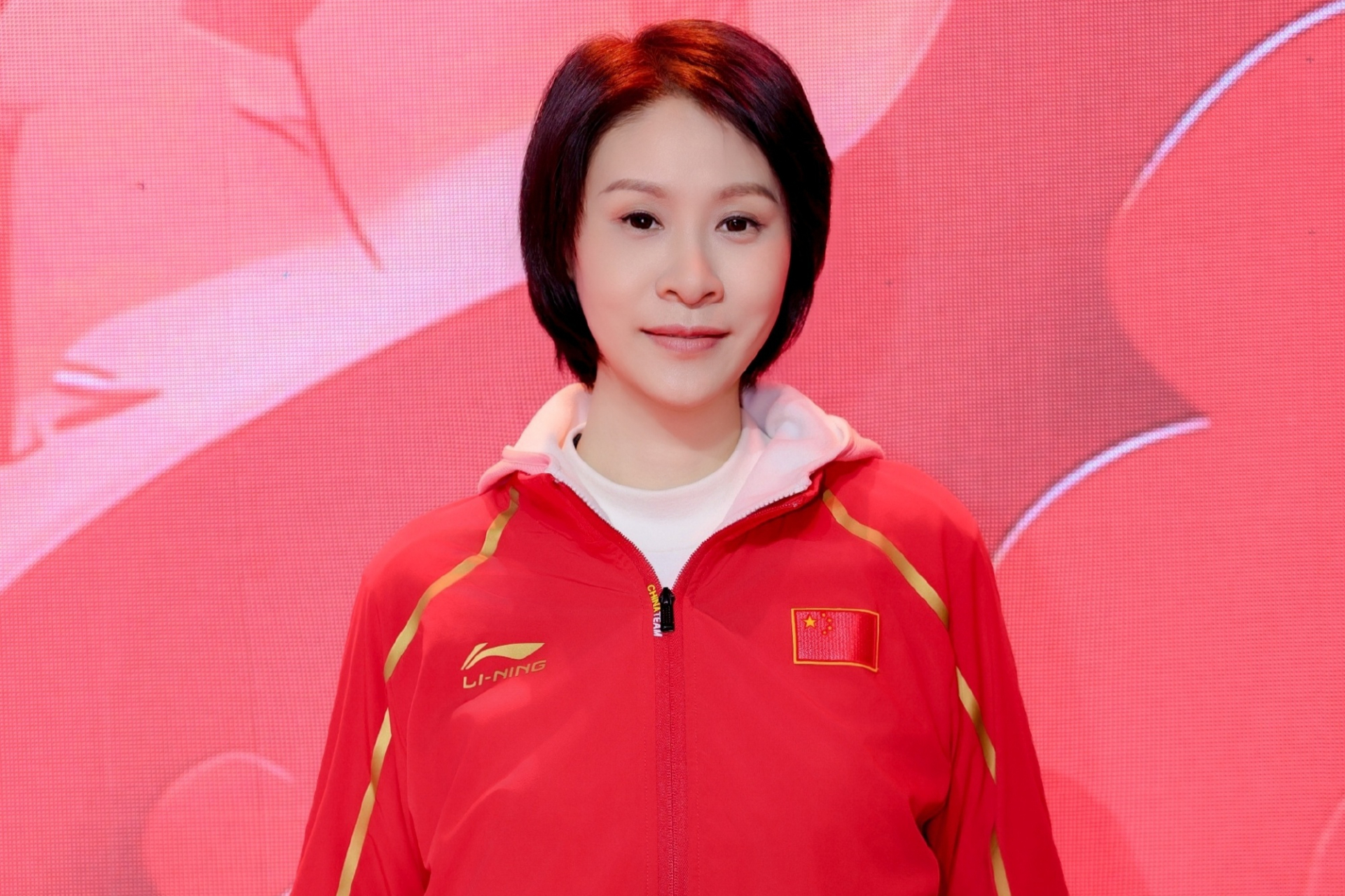 赵蕊蕊是中国女排"黄金一代"主力副攻手,曾因伤病退赛但仍随队获得