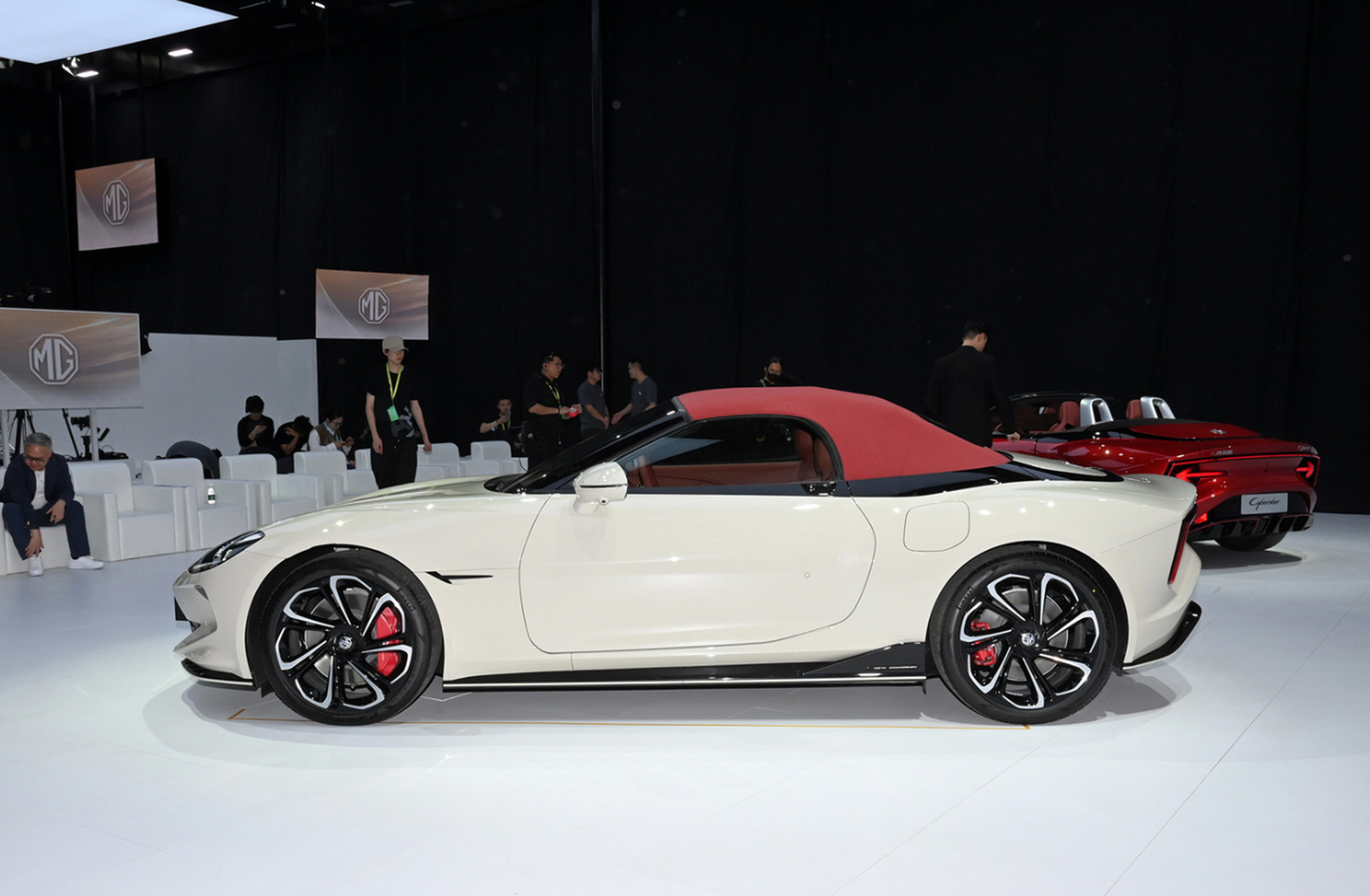 名爵cyberster小跑车,海口新能源车展焦点!设计炫酷夺目,操控灵活.