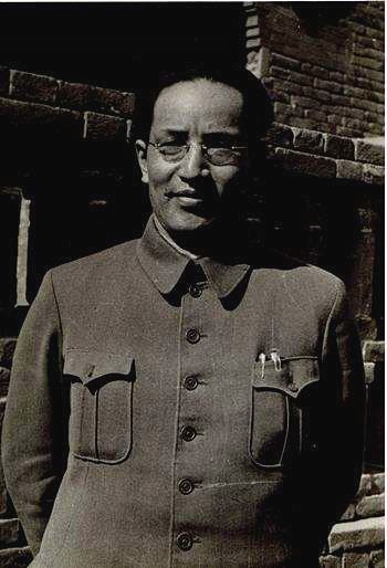 最可惜的炮兵司令,23岁入党,43岁不幸触雷牺牲,俩女儿继承父业