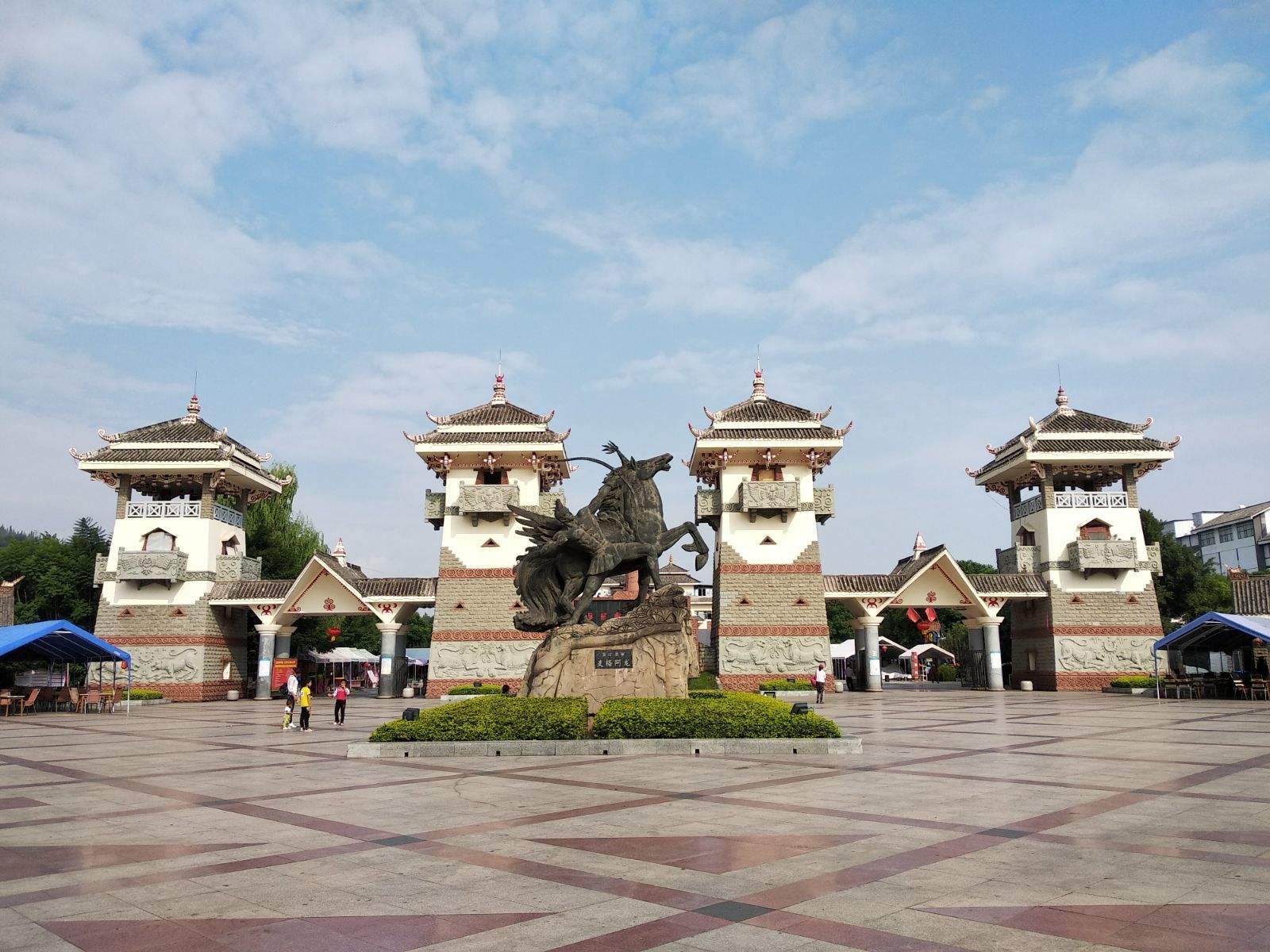我的年度旅行记#西昌民族风情园:坐落在西昌城南海河开发新区,依山