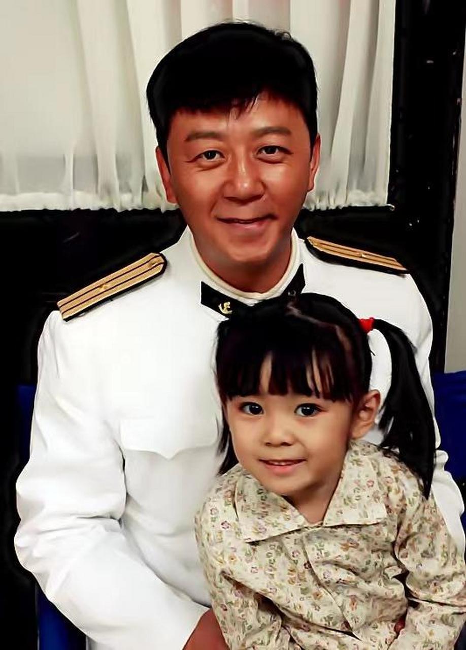 王翊菲因《父母爱情》一剧成名,活泼可爱性格受到剧组喜爱,展现出过人