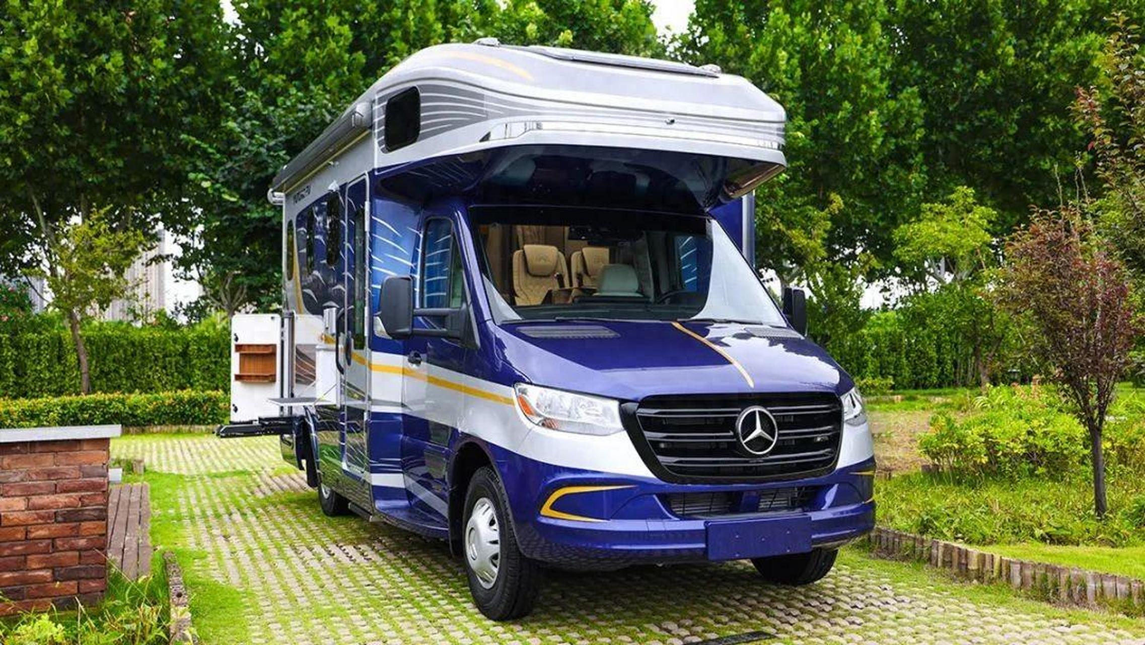 宇通下半年发布了新款高端房车雍和旗舰版max,搭载奔驰斯宾特底盘