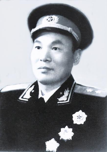 他是陕南王,培养了两位上将,国军悬赏一万通缉他,为何仅授中将