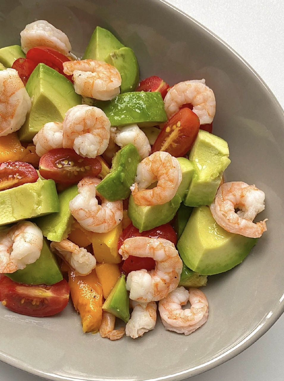 轻食新宠:芒果虾仁牛油果沙拉  来试试这款芒果虾仁牛油果沙拉吧!