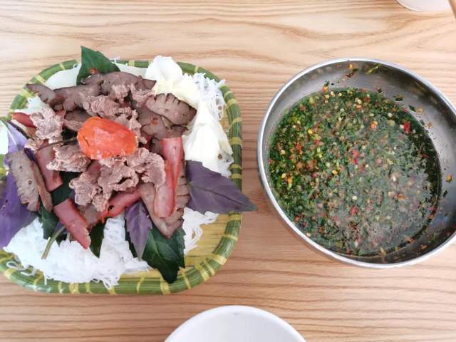 制作潞江撒撇的过程堪称艺术