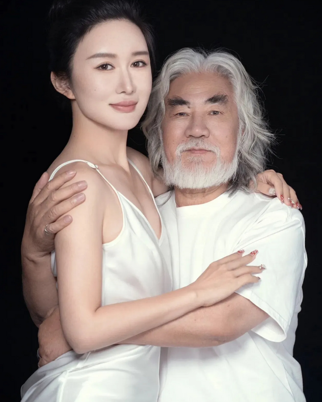大导演张纪中因在社交媒体上晒出与小30岁妻子杜星霖的合照而引发网友