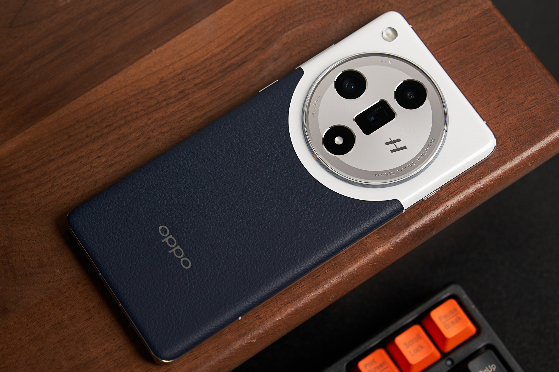 华为p60art和mate60pro外观独特,oppofindx7标准版背部采用大圆环设计