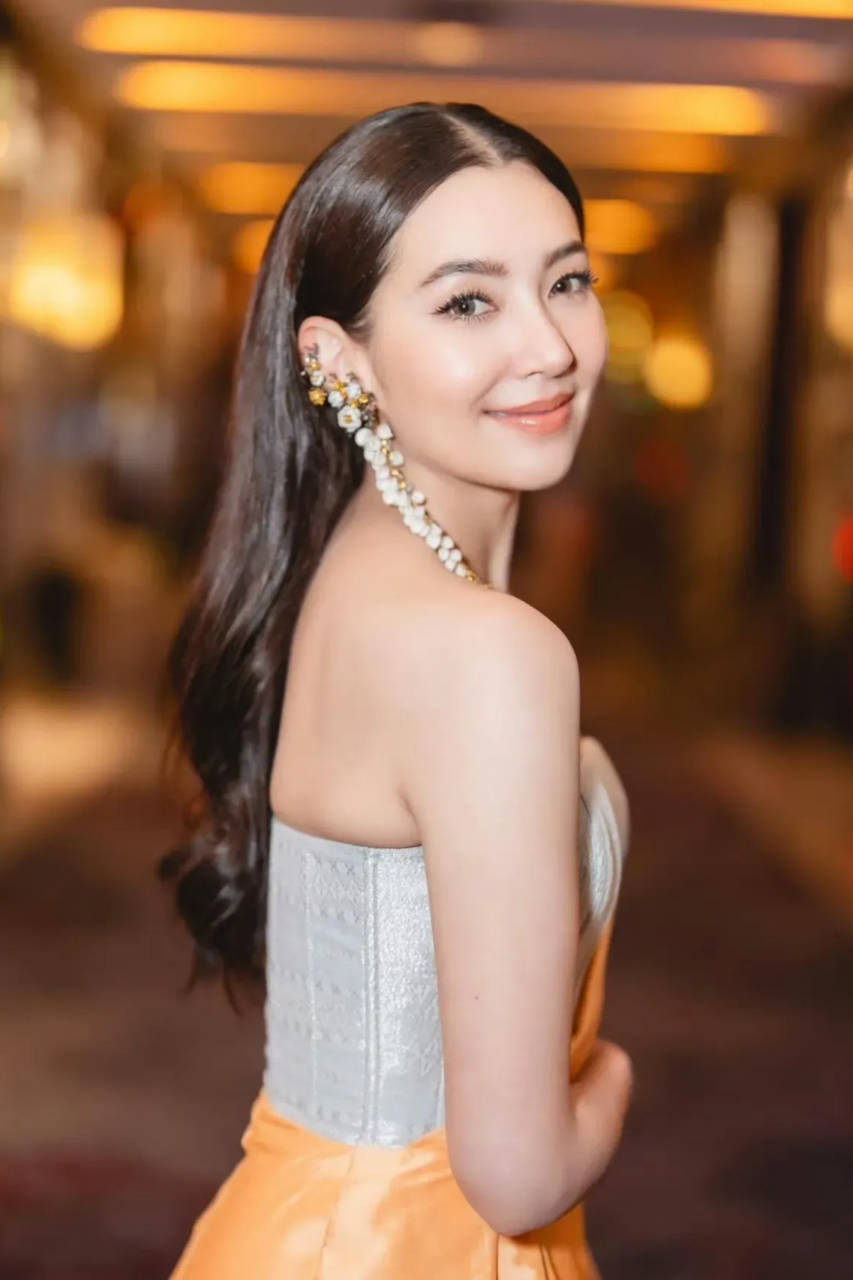 蓝妮·卡彭是一位拥有靓丽容颜和优雅气质的女演员.