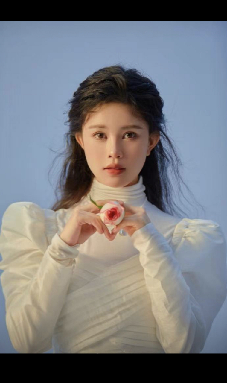 十大网红美女歌手 麦小兜 麦小兜,原名杨洛,中国内地女歌手,1997年7月