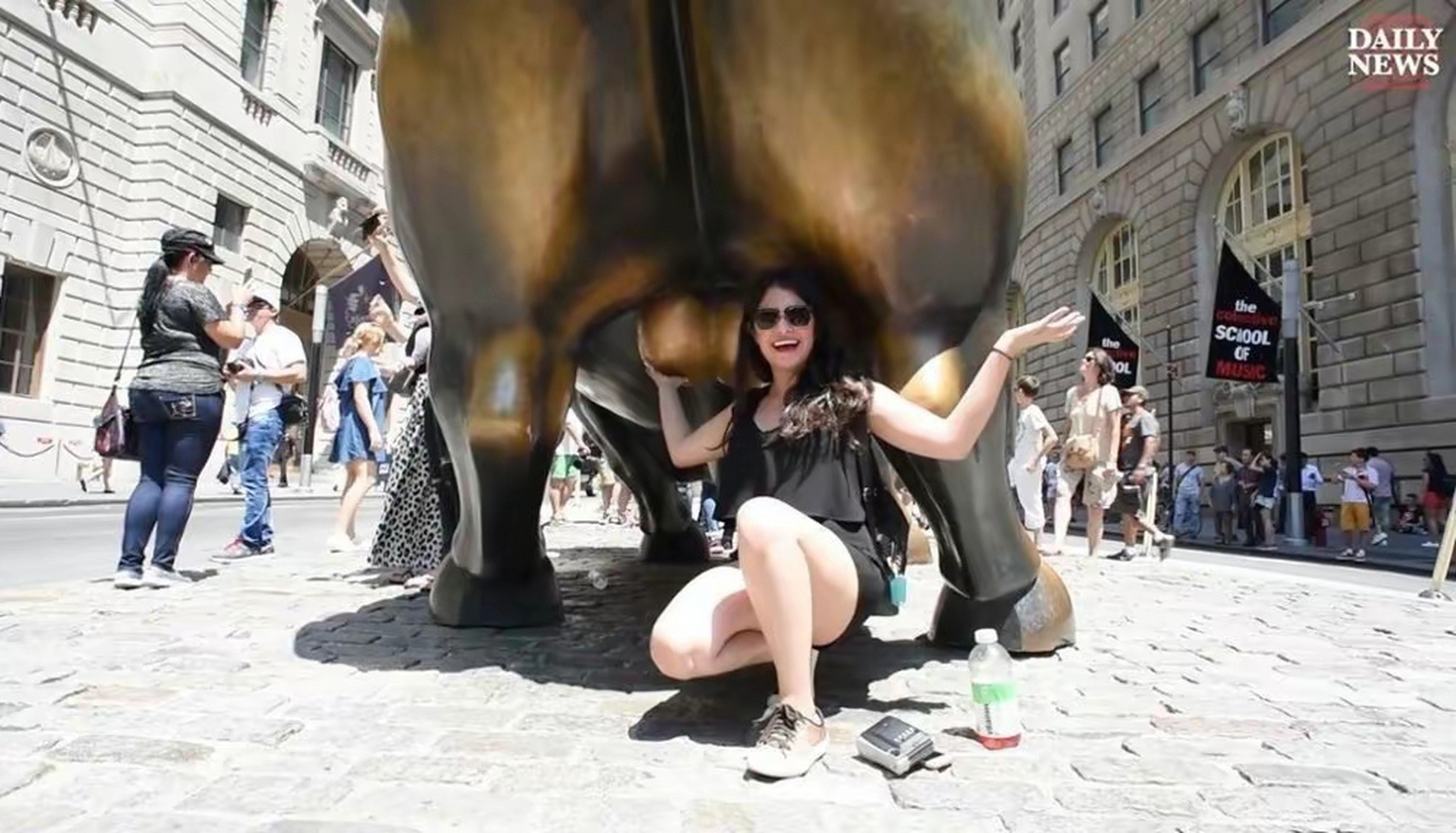 华尔街"铜牛"变"疼牛" 2019年9月7日,美国纽约著名地标"华尔街铜牛"遭