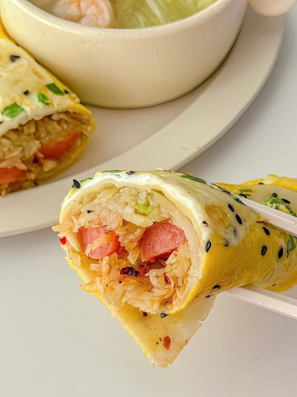 香辣土豆丝鸡蛋饼&虾仁粉丝汤  准备材料:土豆1个,鸡蛋2个,面粉40克