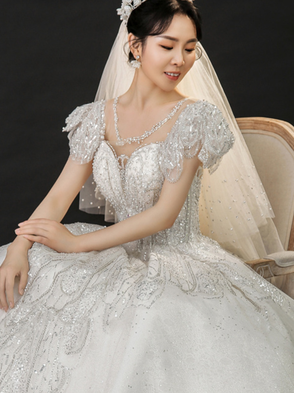 的浪漫仙气大拖尾主纱  浪漫仙气大拖尾主纱是一种非常美丽的婚纱款式