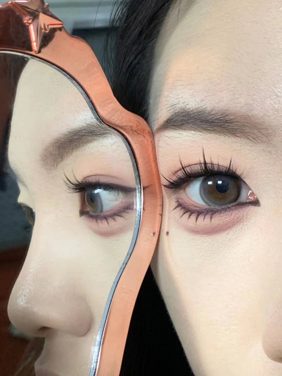 内双杏眼眼妆嫩嫩甜椒小烟熏0基础  对于内双杏眼的眼睛来说,化妆时