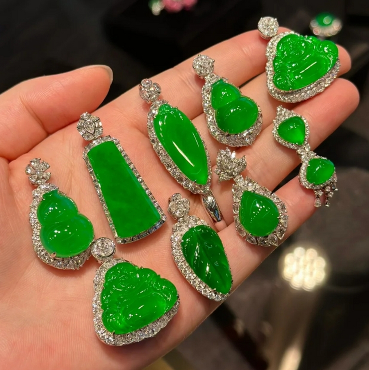 点击头像看直播# #翡翠珠宝# #珠宝鉴宝争霸赛# 翡翠的颜色是其酶感