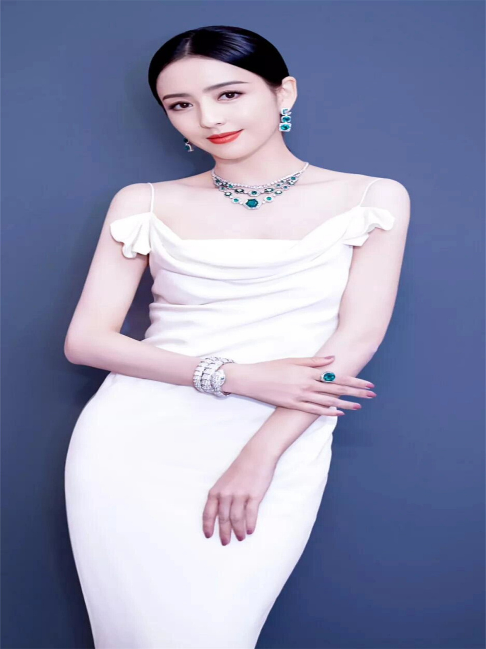 她,温婉如水,静谧如深湖,将周遭的一切都包容在