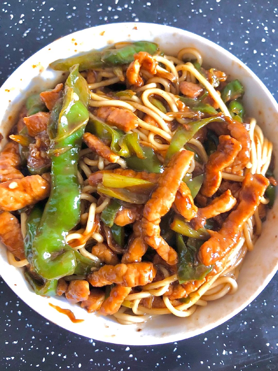 青椒肉丝拌面  简介:  青椒肉丝拌面是一道家常美味,面条劲道,青椒脆