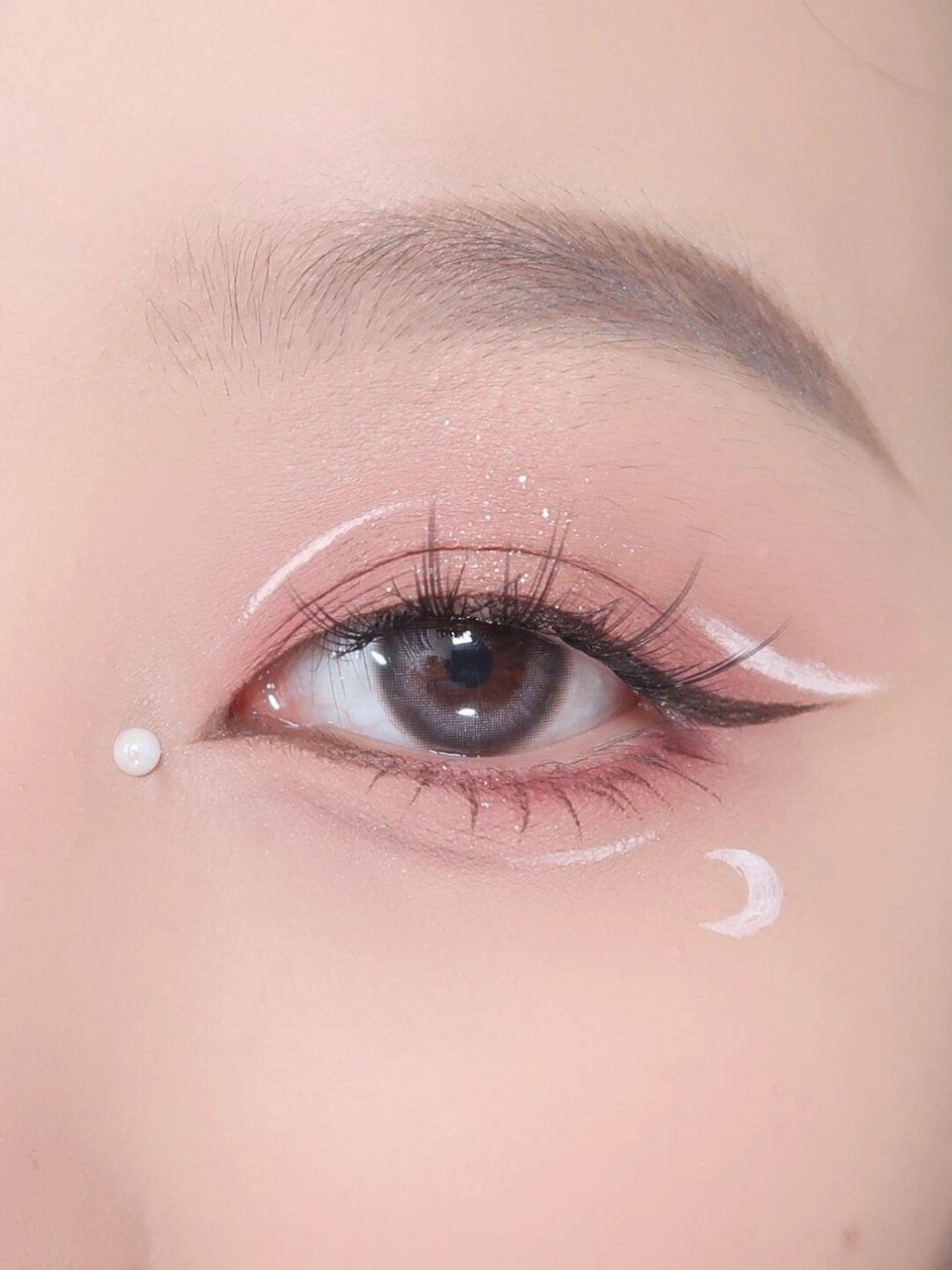 画中人仿妆  我尝试了一个特别的妆容,希望能够与大家分享.