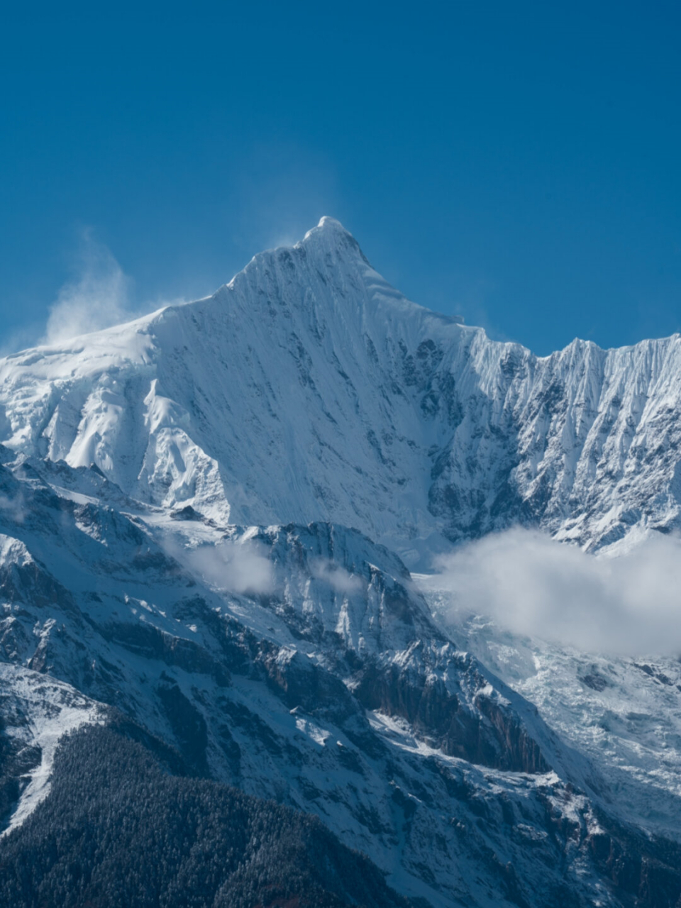 长焦镜头下的雪山  当我用长焦镜头凝视远方的雪山时,我看到的画面与