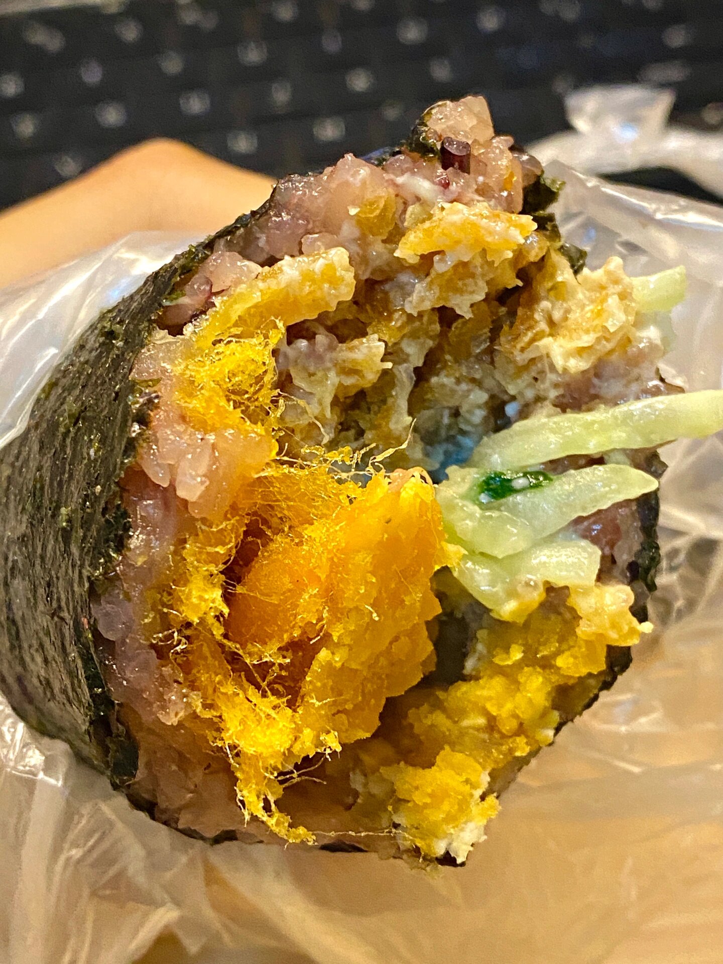 咸蛋黄饭团 我爱!沙啥的咸蛋黄搭上粒粒分明黏糊糊的米饭 真的太爱了!