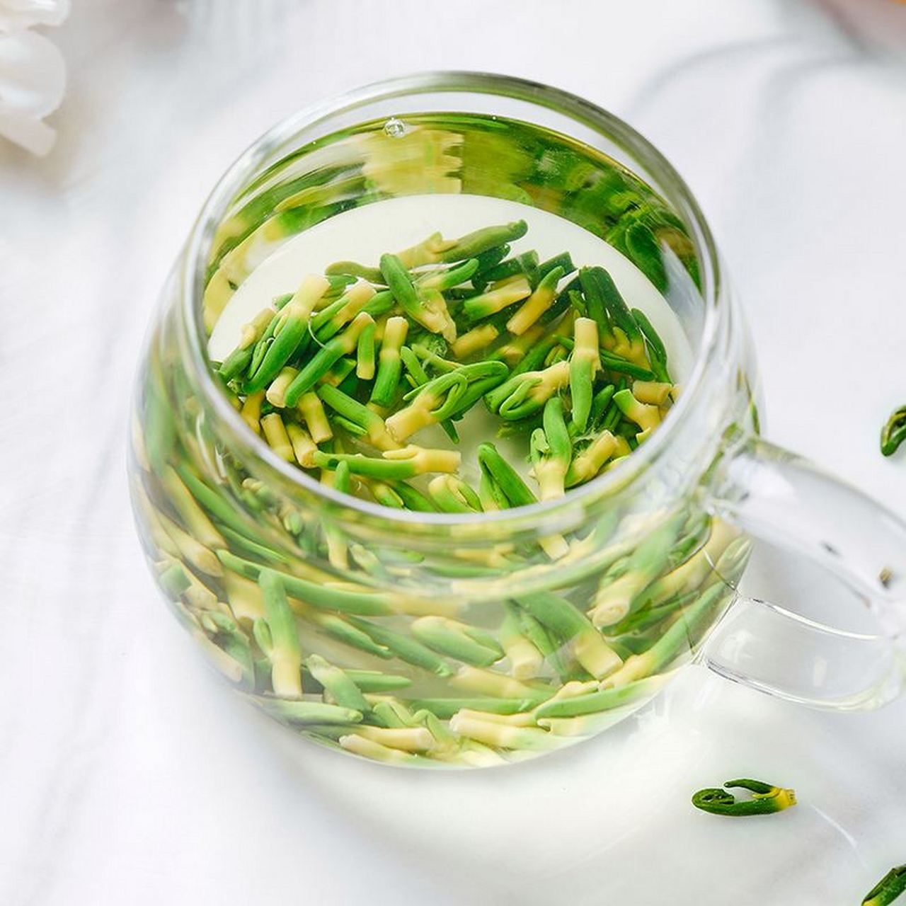 莲子心茶是一种由莲子心泡水而成的中药茶,具有清心火,平肝火,止血