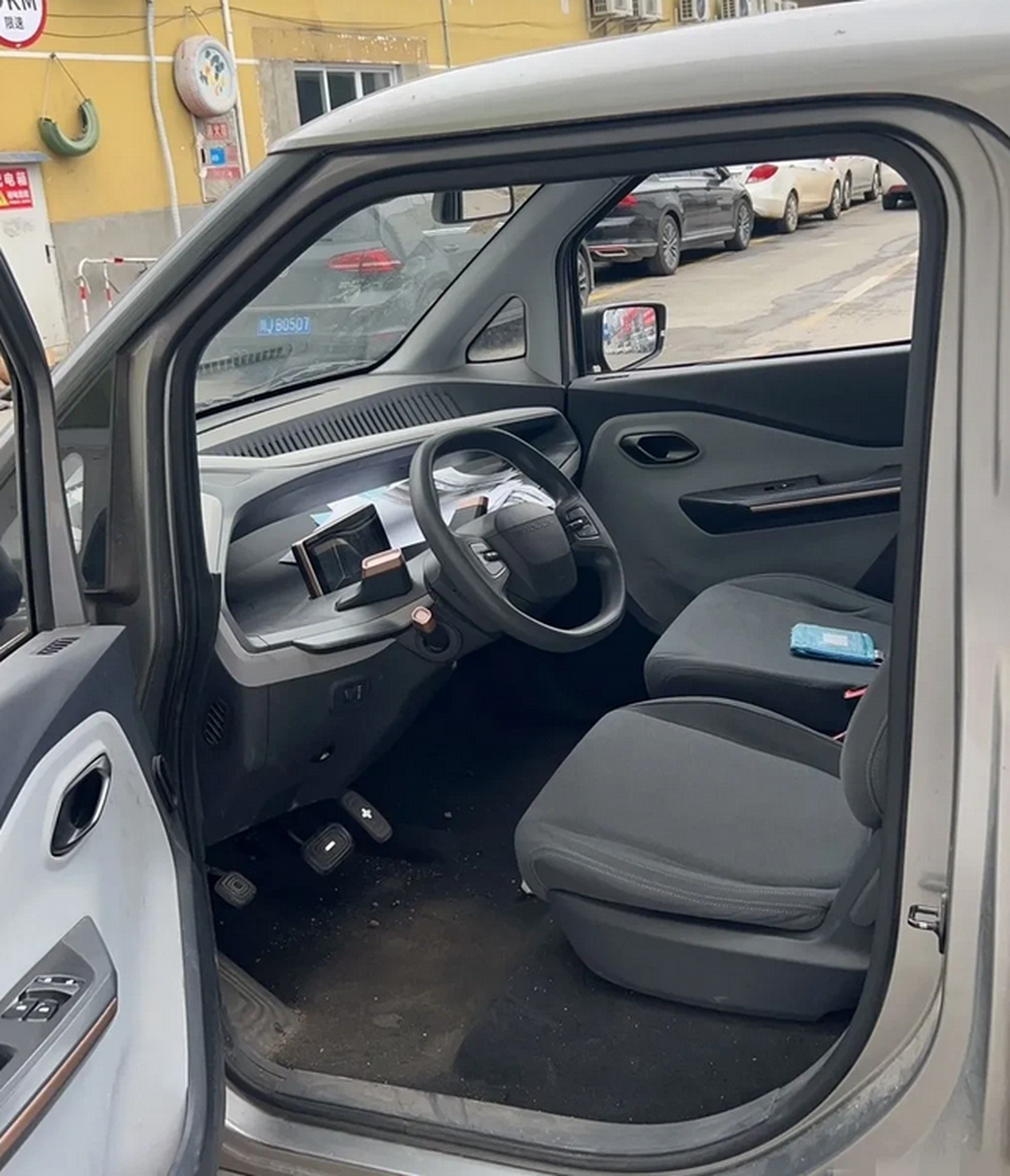 今天评估了一辆2018年12月上牌的宝骏e200,纯电单速,公里数3.