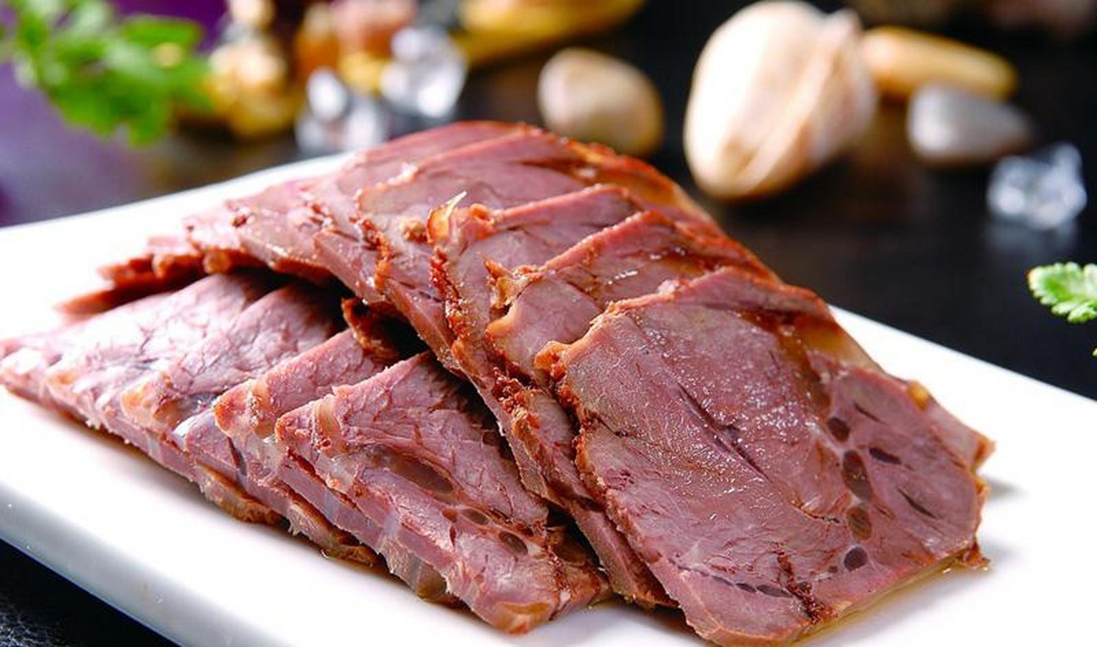 驴肉的功效与作用  驴肉是一种营养丰富的肉类食品,其含有丰富的优质