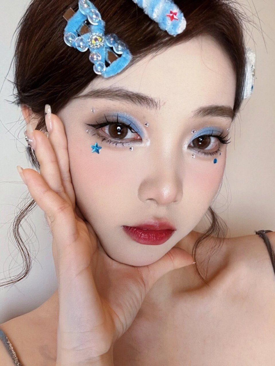 夏日多巴胺女孩妆容   这款妆容以蓝色为主调,展现了独特的个性和不羁