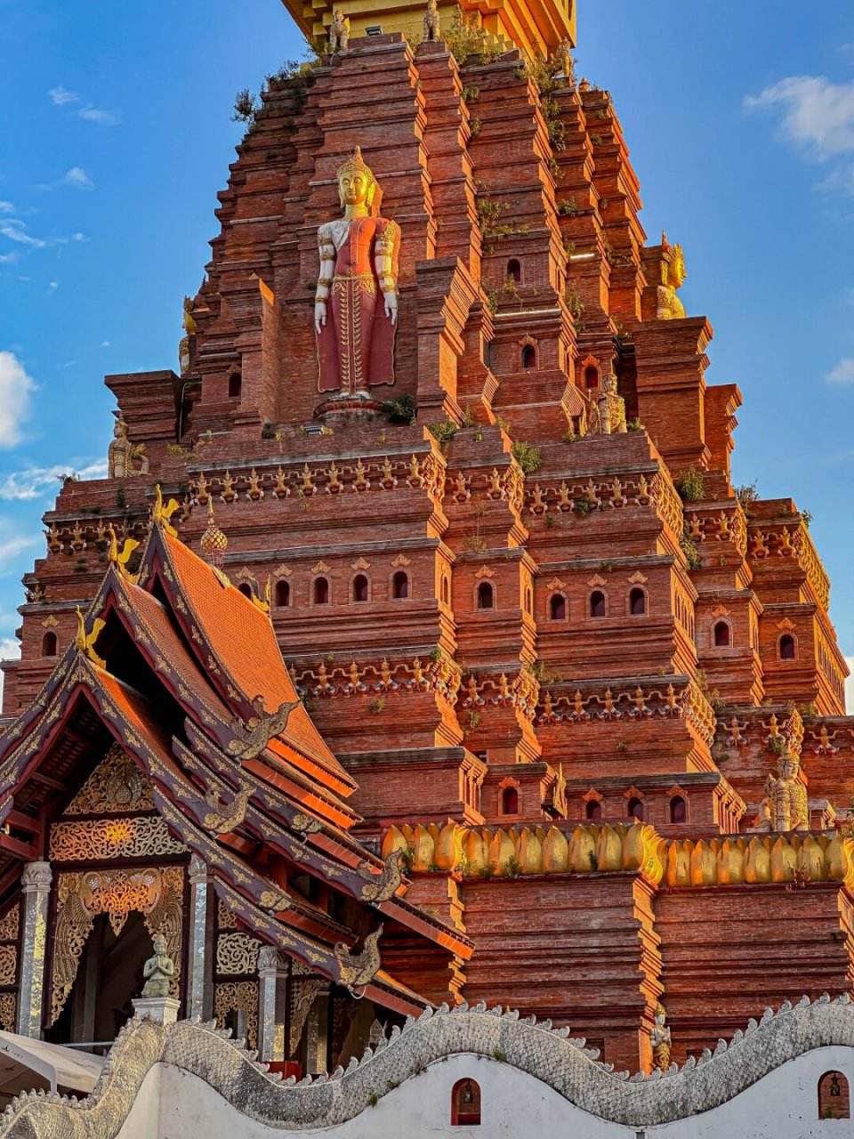 景洪市大金塔寺是西双版纳的热门旅游景点之一,吸引了大量游客前来