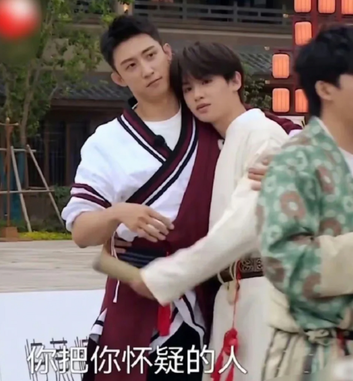 真的被笑死了,有人在黄景瑜和黄明昊的综艺cp剪辑视频下面问,这个恋综