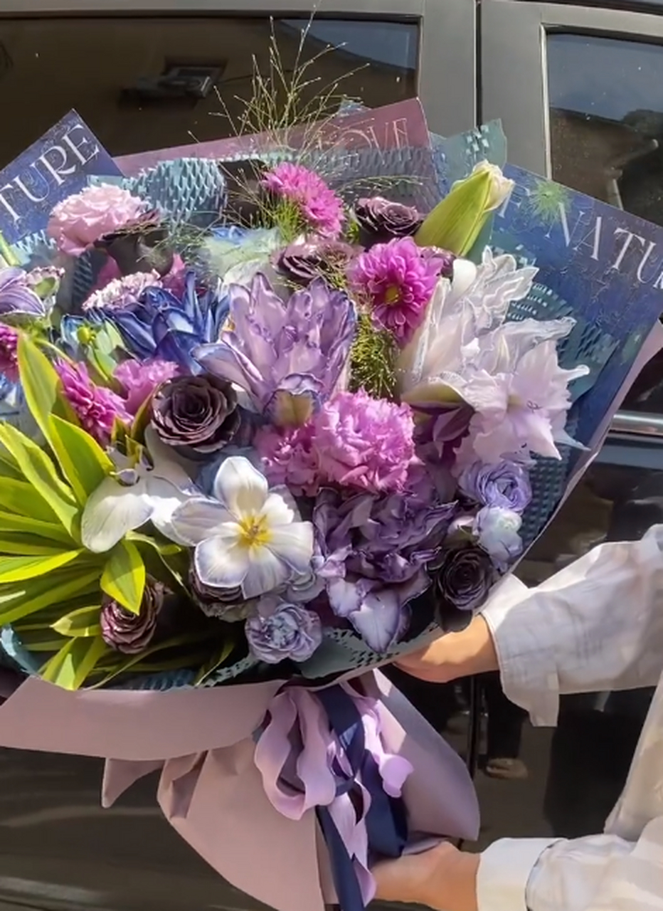 冷色系的花束也可以传递正能量 这束花的意思是即使身处逆境黑暗,也不