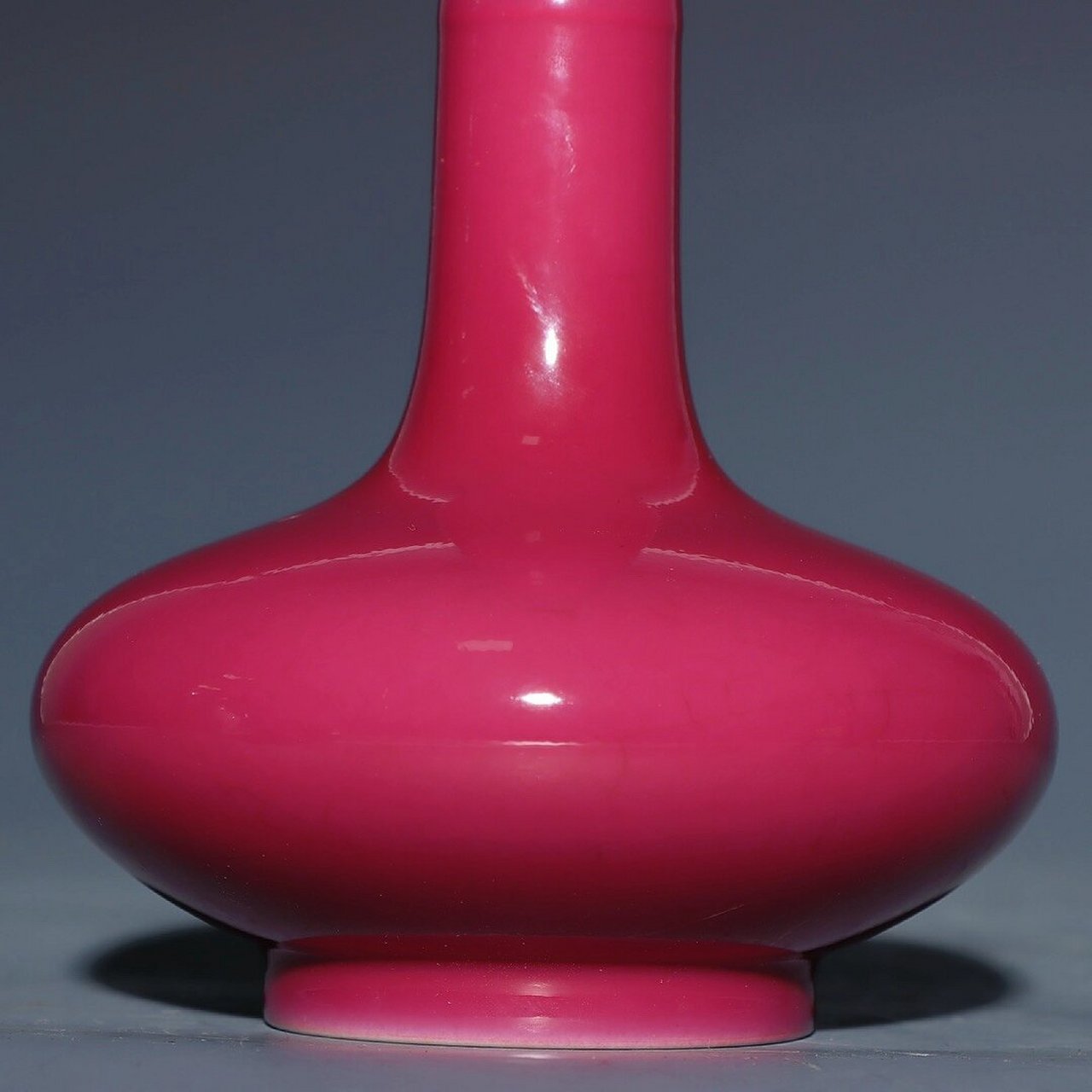 旧藏清储秀宫胭脂红长颈瓶  一件珍藏已久的清代储秀宫胭脂红长颈瓶