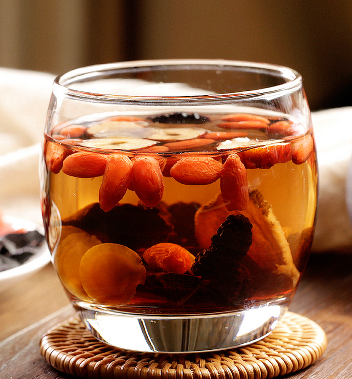 五宝茶的功效与作用  五宝茶由玛咖,黄精,枸杞,桑葚和红枣组成,是一种