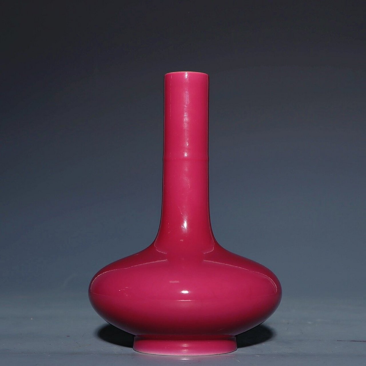 旧藏清储秀宫胭脂红长颈瓶  一件珍藏已久的清代储秀宫胭脂红长颈瓶