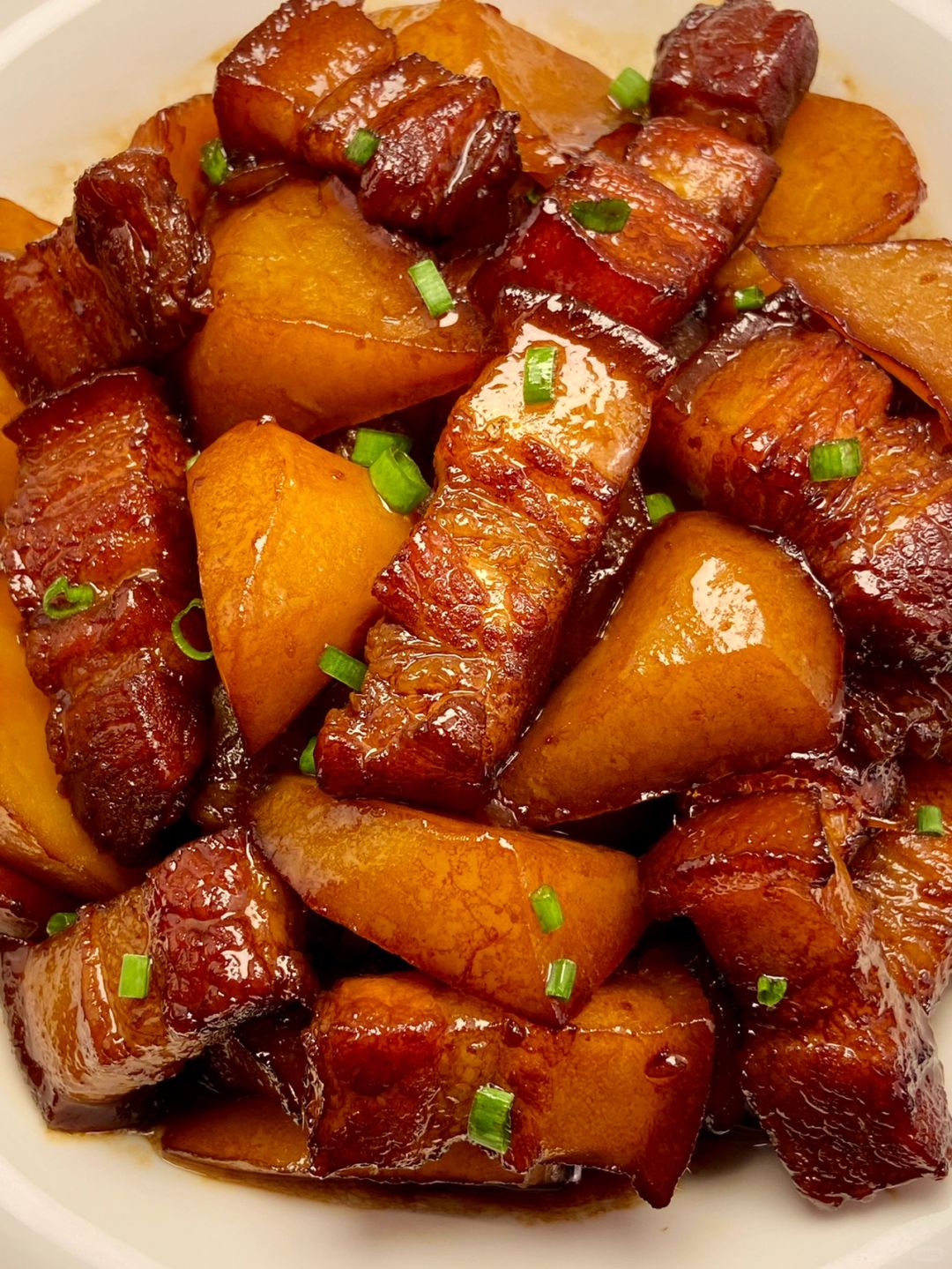 五花肉炖土豆  简介:  五花肉炖土豆是一道家常美味,肉香与土豆的完美