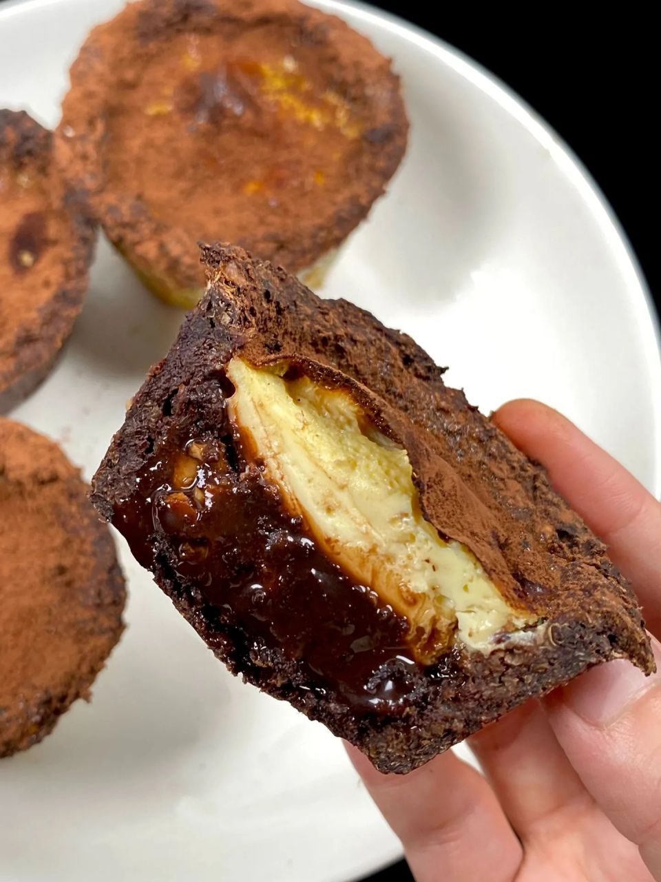 这个巧克力蛋挞好好吃啊,外酥里嫩,咬一口就爆浆的巧克力流心,真的