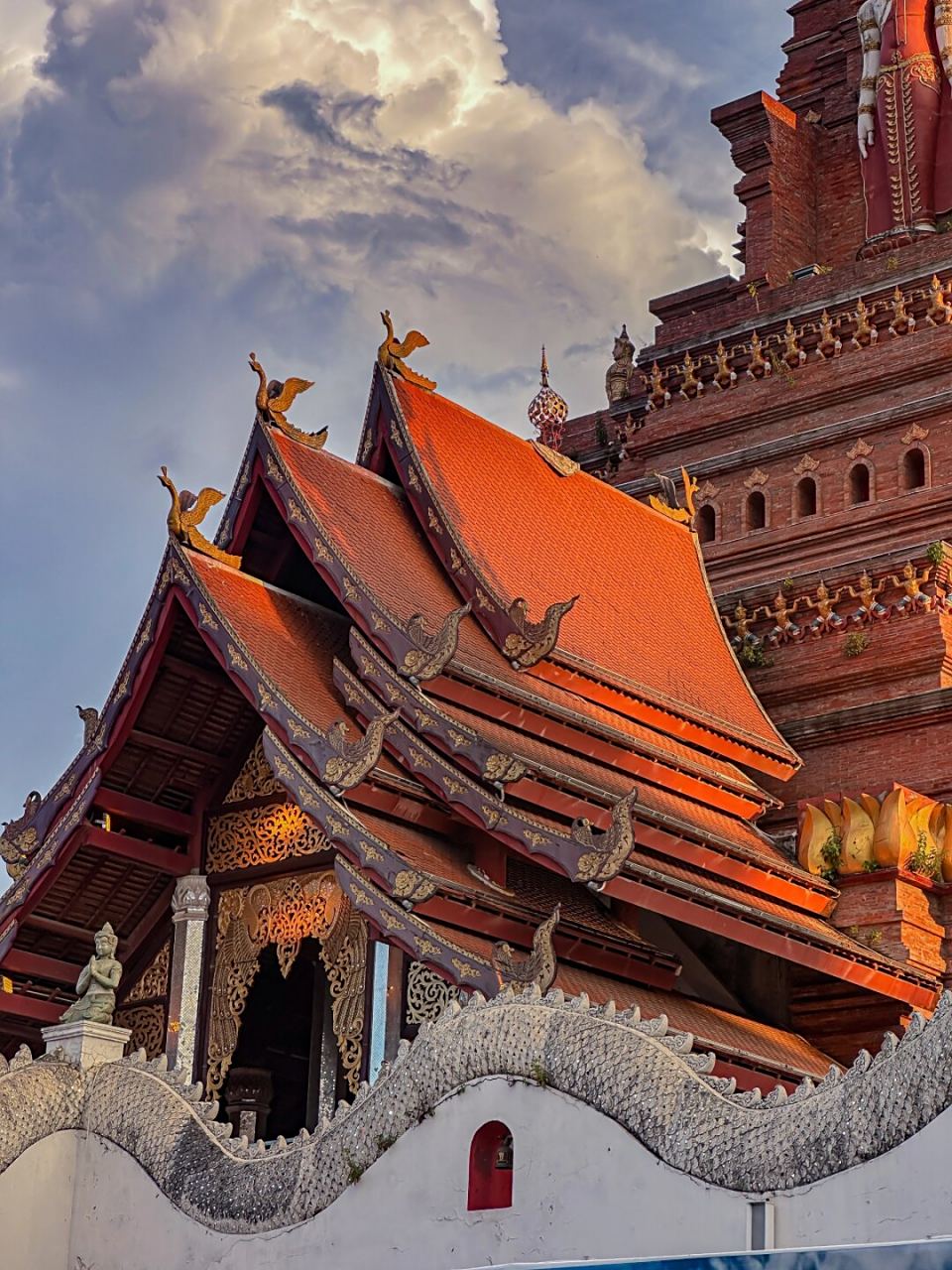 景洪市大金塔寺是西双版纳的热门旅游景点之一,吸引了大量游客前来